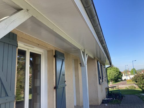 Remplacement de frisette, habillage bandeaux et peinture des poteaux en bois